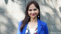 Aktris berusia 33 tahun itu pun menjelaskan soal heboh mahar berlian 20 gram yang ternyata bukanlah berlian saja, tetapi ditambah mas juga. Pool/Noel/detikFoto.