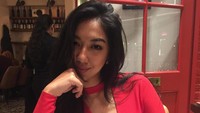 Santai sambil menikmati segelas es kopi jadi pilihan Anindita. Kafe berkonsep outdoor jadi tempat Anindita menghabiskan waktu sore. Foto: instagram @aninditahidayat