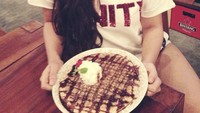 Nah kalau yang satu ini foto lama yang diunggah pada tahun 2014. Sepiring kue dipamerkan Anindita pada foto ini.  Foto: instagram @aninditahidayat
