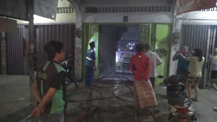 Apotek di Jalan Veteran Makassar Sulsel terbakar, diduga akibat arus pendek listrik