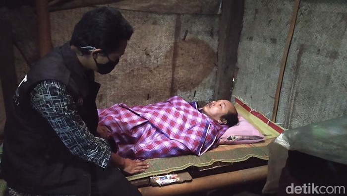 Ardian saat menjenguk Suroto yang mengurung diri di kamarnya, Magelang, Jumat (3/7/2020).