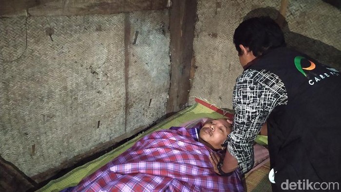 Ardian saat menjenguk Suroto yang mengurung diri di kamarnya, Magelang, Jumat (3/7/2020). Ardian saat menjenguk Suroto yang mengurung diri di kamarnya, Magelang, Jumat (3/7/2020).