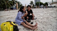 Seperti diketahui, Pantai di kawasan Ancol kerap dikunjungi warga untuk mengisi waktu bersama keluarga, pasangan maupun teman-teman. Waktu sore hari jadi pilihan agar dapat sekaligus menikmati pemandangan matahari terbenam atau sunset yang cukup menawan.