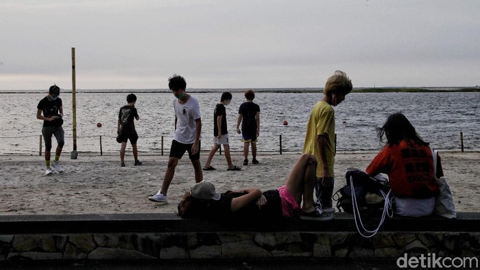 Pantai di kawasan Ancol kembali ramai dikunjungi warga. Tak hanya sekadar berolahraga, ada pula warga yang datang untuk melihat matahari terbenam di pantai.