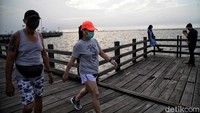 Tak jarang warga berfoto di kawasan pantai tersebut dengan latar belakang laut dengan pemandangan matahari terbenam.