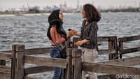 Panorama alam yang cukup menawan di saat sore hari tersebut membuat pantai di kawasan Ancol kerap dikunjungi warga, khususnya para anak muda.