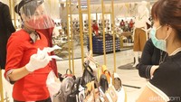 Pengunjung dilarang untuk mencoba pakaian yang dipajang sedangkan untuk sepatu, pengunjung harus memakai kaos kaki atau plastik agar kaki tidak menyentuh sepatu secara langsung. Setiap petugas juga dilengkapi dengan masker, face shield, dan sarung tangan untuk menjaga higienitas. (Foto: Putu Intan/detikcom)