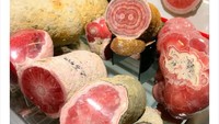 Pengguna Twitter @BreakingColours bagikan foto batu kristal jenis Rhodochrosite yang sangat mirip dengan daging merah mentah. Foto: Boredpanda