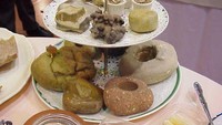 Susunan donat, pie, hingga scone ini semuanya terbuat dari batu-batu kristal. Unik ya? Tapi sayangnya batu-batu cantik ini tidak bisa dimakan. Foto: Boredpanda