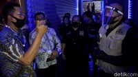 Peninjauan pelaksanaan simulasi ini, dipimpin langsung Ketua Harian Gugus Tugas COVID-19 Kota Bandung Ema Sumarna didampingi Kadisparbud Kenny Dewi Kaniasari di salah satu tempat karoke yang berada di Jalan Braga, Kota Bandung, Jumat (3/7/2020).