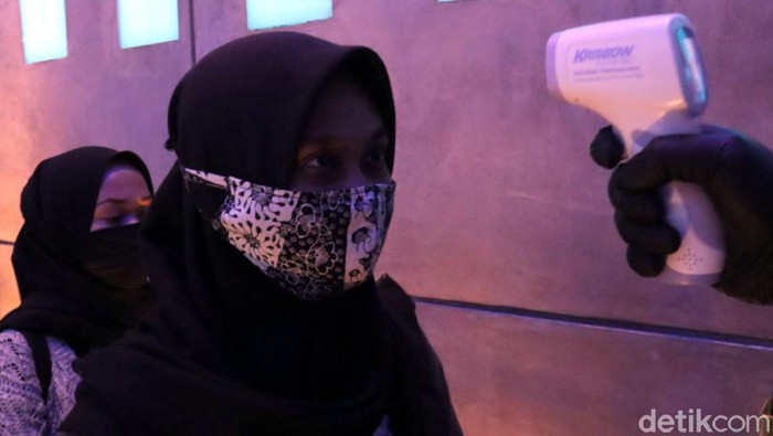 Tim Gugus Tugas COVID-19 Kota Bandung melakukan simulasi protokol kesehatan di tempat hiburan malam. Salah satunya tempat karaoke yang ada di Kota Bandung.