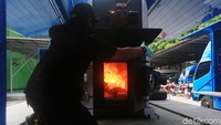 Barang haram tersebut dimusnahkan dengan cara dibakar di dalam tungku.