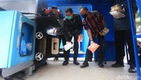 Kepala BNN Komjen Pol Heru Winarko dan Mensos Juliari Batubara ikut memasukan barang haram tersebut ke mesin membakar.