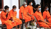 Para tersangka dalam kasus ini turut dihadirkan.