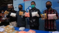 Kepala BNN Komjen Pol Heru Winarko bersama Mensos Juliari Batubara menunjukan barang bukti narkoba hasil kejahatan di Kantor BNN, Cawang, Jakarta, Jumat (3/7/2020).