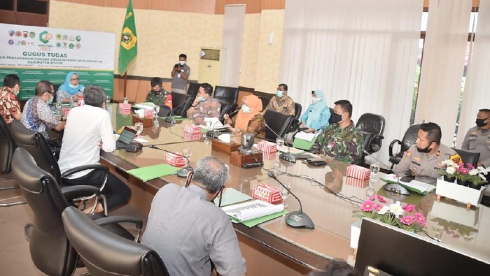 Bupati Bogor Rapat soal Bansos COVID-19