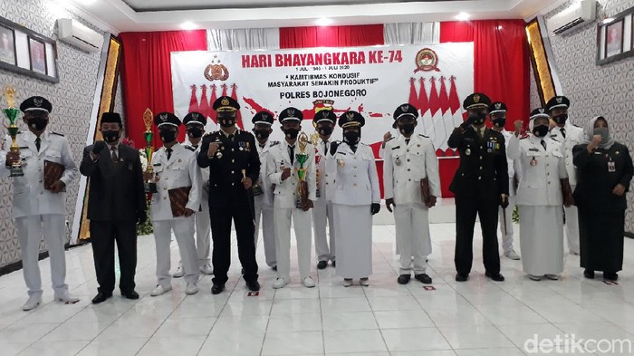 Bupati Bojonegoro Anugrahi Kades Pelopor Kampung Tangguh Semeru
