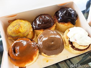 Cinnabomb: Cinnamon Roll Empuk Lembut dengan 6 Topping