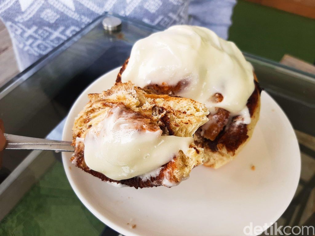 Review Cinnabomb, Cinnamon Roll 6 Topping
