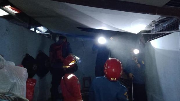 Damkar Bogor jebol plafon rumah warga untuk evakuasi ular sanca.
