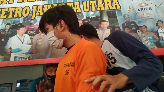 DD, tersangka intip payudara pelanggan Starbucks