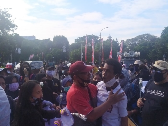 Demo PPDB DKI di Taman Pandang