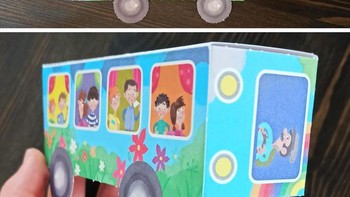 Perhatikan baik-baik, ada jalan dan awan di atap bus? Lalu posisi sopir bus juga tak semestinya. (Foto: Brightside)