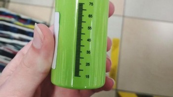 Terdapat angka skala pengukuran, namun botol ini sebenarnya tidak transparan lho. (Foto: Brightside)