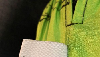 Tempat tidur gantung ini katanya dibuat untuk 1 orang, tapi logonya ada gambar buat 2. Jadi yang benar mana? (Foto: Brightside)