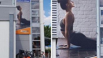 Wow kepala wanita bisa fleksibel. (Foto: Brightside)