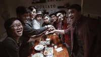 Nah, kalau yang satu ini adalah momen Dikta bersama dengan rekan-rekan dari Yovie and Nuno. Foto ini diambil di sebuah kafe di salah satu mal di Bekasi. Foto: Instagram @dikta