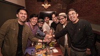 Bersama dengan teman-temannya, Dikta sering menghabiskan waktu dengan nongkrong dan makan bersama. Bahkan selalu tampil kompak saat berfoto. Foto: Instagram @dikta