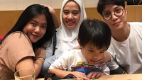 Tak hanya dengan teman-teman saja, Dikta juga sering mengajak adik dan kakaknya untuk makan bersama di restoran. Kali ini mereka kompak makan sushi. Foto: Instagram @dikta