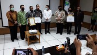 Menkes didampingi Wali Kota Solo FX Hadi Rudyatmo dan Bupati Sukoharjo Wardoyo Wijaya. Mereka menyerahkan santunan Presiden Jokowi kepada keluarga tenaga kesehatan yang gugur karena COVID-19.