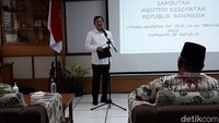 Setelah acara, Menkes Terawan sempat menjelaskan kedatangannya hari ini di Sukoharjo. Namun ketika ditanya soal isu reshuffle, Terawan seakan tak menghiraukan.