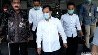 Hingga keluar rumah sakit, wartawan kembali menanyakan isu reshuffle yang menerpa dirinya. Meski wajahnya tertutup masker, terdengar dirinya hanya tertawa kecil dan langsung masuk ke dalam mobil.