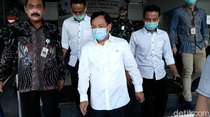 Menteri Kesehatan Terawan Agus Putranto diterpa isu reshuffle Kabinet. Di tengah isu tersebut, Terawan berkunjung ke kampung halaman Presiden Joko Widodo di Solo, Jateng.