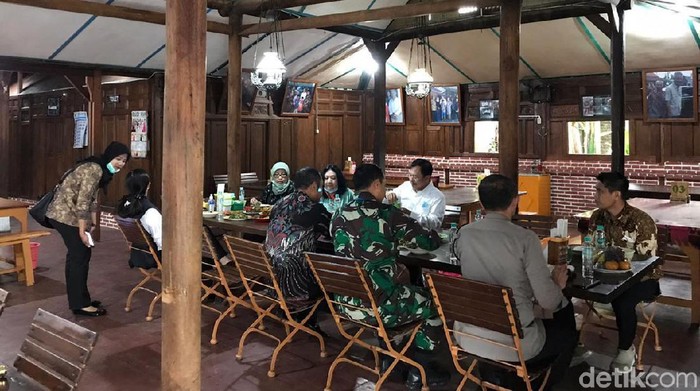 Ditanya Soal Reshuffle, Menkes Datangi Kampung Halaman Jokowi Menteri Kesehatan Terawan Agus Putranto diterpa isu reshuffle Kabinet. Di tengah isu tersebut, Terawan berkunjung ke kampung halaman Presiden Joko Widodo di Solo, Jateng.