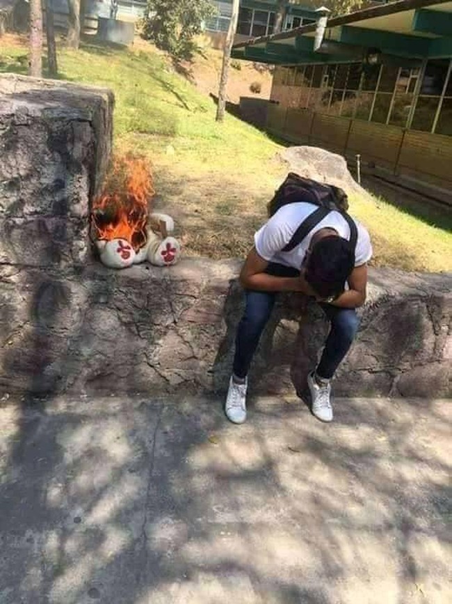 Kalau ini, saking sedih dan kesalnya, boneka yang tadinya mau diberikan ke si doi malah jadinya dibakar. Padahal kalau dipikir-pikir sayang banget ya, lebih baik bonekanya dikasih ke orang lain. Tapi ya mau gimana lagi, namanya juga lagi patah hati. Foto: Facebook/Muhammad Fiqih Rao