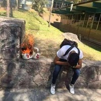 Kalau ini, saking sedih dan kesalnya, boneka yang tadinya mau diberikan ke si doi malah jadinya dibakar. Padahal kalau dipikir-pikir sayang banget ya, lebih baik bonekanya dikasih ke orang lain. Tapi ya mau gimana lagi, namanya juga lagi patah hati. Foto: Facebook/Muhammad Fiqih Rao