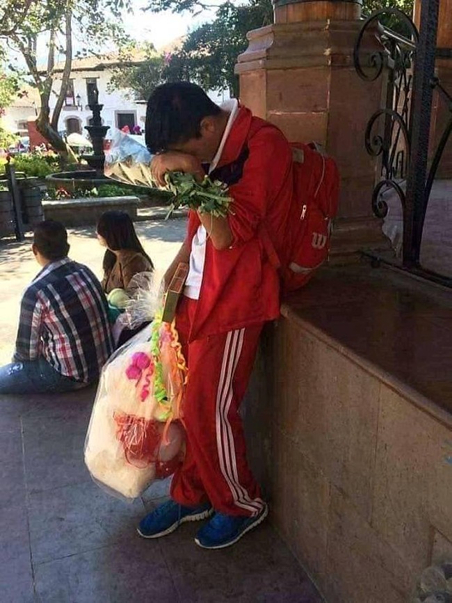 Sudah usaha maksimal bawa boneka, coklat, dan bunga, tapi ternyata masih juga ditolak. Saking sedihnya, pria yang satu ini sampai menangis loh.. Foto: Facebook/Muhammad Fiqih Rao