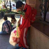 Sudah usaha maksimal bawa boneka, coklat, dan bunga, tapi ternyata masih juga ditolak. Saking sedihnya, pria yang satu ini sampai menangis loh.. Foto: Facebook/Muhammad Fiqih Rao