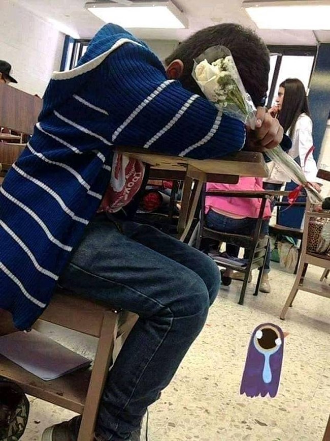 Kalau sudah ditolak ya mau dikata apa lagi. Kamu hanya bisa merelakan dan menangis seperti pria yang sedang membawa bunga ini. Kamu pernah seperti ini juga? Foto: Facebook/Muhammad Fiqih Rao