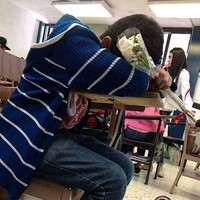 Kalau sudah ditolak ya mau dikata apa lagi. Kamu hanya bisa merelakan dan menangis seperti pria yang sedang membawa bunga ini. Kamu pernah seperti ini juga? Foto: Facebook/Muhammad Fiqih Rao