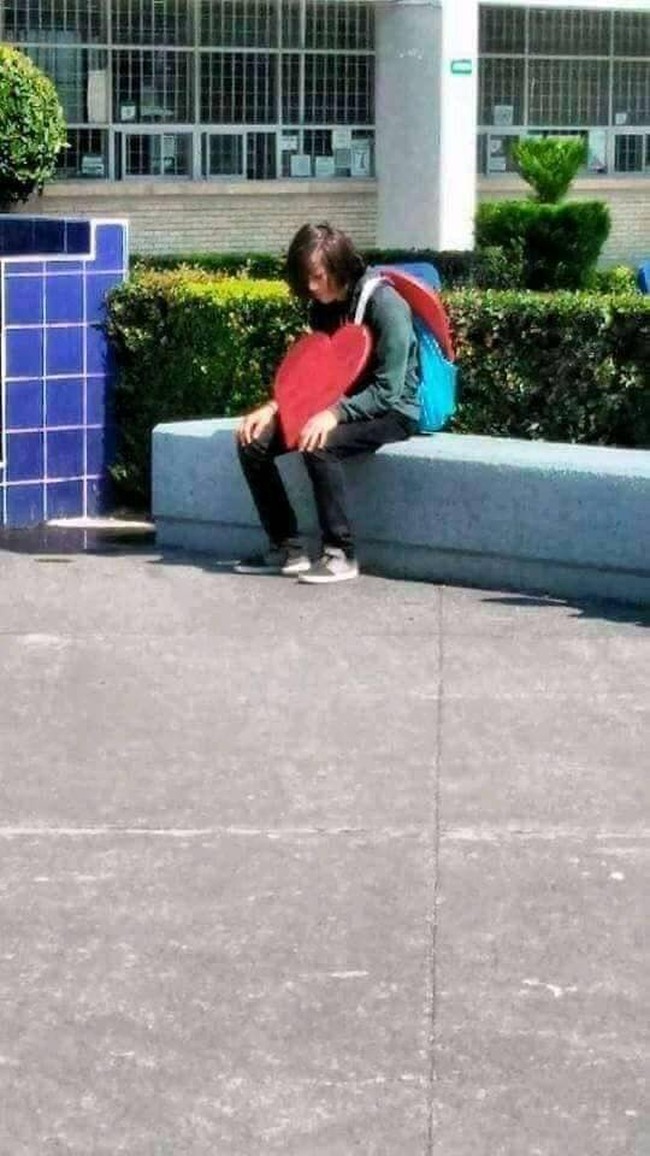 Dalam foto ini auranya benar-benar menyedihkan ya. Lihat saja perjuangan si pria yang rela sampai menggunakan kostum hati. Tapi sayang, tetap saja si doi tidak menerima cintanya. Foto: Facebook/Muhammad Fiqih Rao