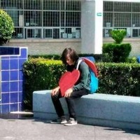 Dalam foto ini auranya benar-benar menyedihkan ya. Lihat saja perjuangan si pria yang rela sampai menggunakan kostum hati. Tapi sayang, tetap saja si doi tidak menerima cintanya. Foto: Facebook/Muhammad Fiqih Rao