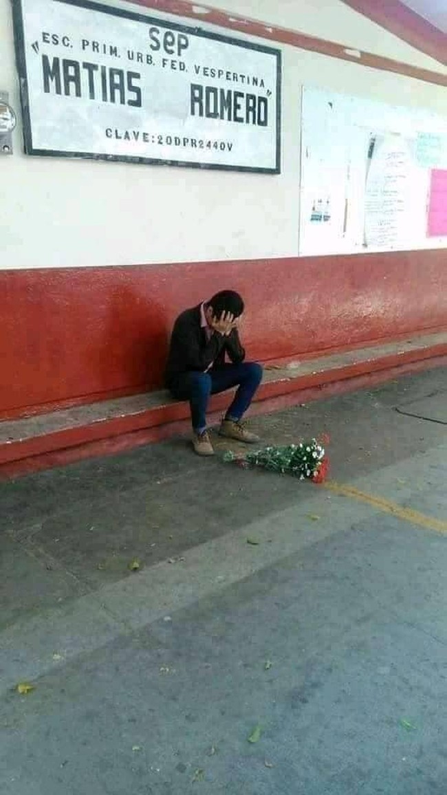 Kelihatan sedih banget ya pria yang satu ini? Bunganya sampai di taruh di tengah jalan gitu. Kamu jadi ikutan sedih juga nggak sih melihatnya? Foto: Facebook/Muhammad Fiqih Rao