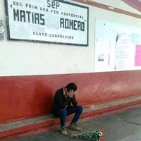 Kelihatan sedih banget ya pria yang satu ini? Bunganya sampai di taruh di tengah jalan gitu. Kamu jadi ikutan sedih juga nggak sih melihatnya? Foto: Facebook/Muhammad Fiqih Rao