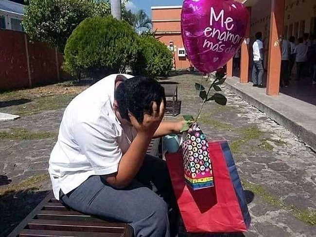 Pasti rasanya nyesek banget nih kalau sudah repot-repot bawa hadiah, ditambah lagi bawa balon, tapi si dia ternyata nggak punya perasaan yang sama denganmu. Lihat saja pria yang satu ini, sampai terlihat stres gitu. Foto: Facebook/Muhammad Fiqih Rao