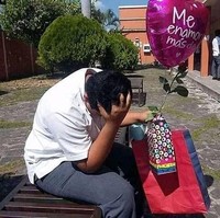 Pasti rasanya nyesek banget nih kalau sudah repot-repot bawa hadiah, ditambah lagi bawa balon, tapi si dia ternyata nggak punya perasaan yang sama denganmu. Lihat saja pria yang satu ini, sampai terlihat stres gitu. Foto: Facebook/Muhammad Fiqih Rao